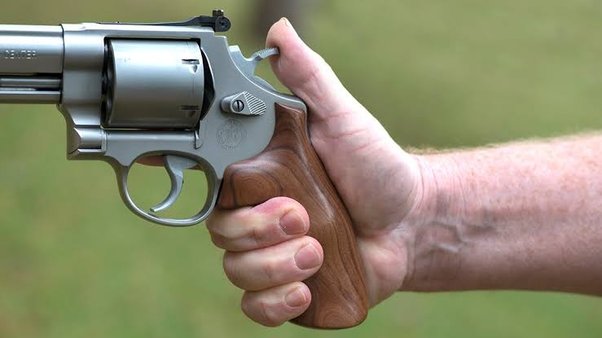 Pistol Pertahanan Rumah Terbaik: Shotgun, Carbine, dan Handgun Guide